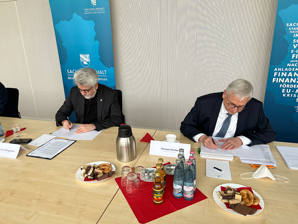 Prof. Dr. Armin Willingmann und Michael Richter bei der Unterzeichnung der Betrauungsvereinbarung